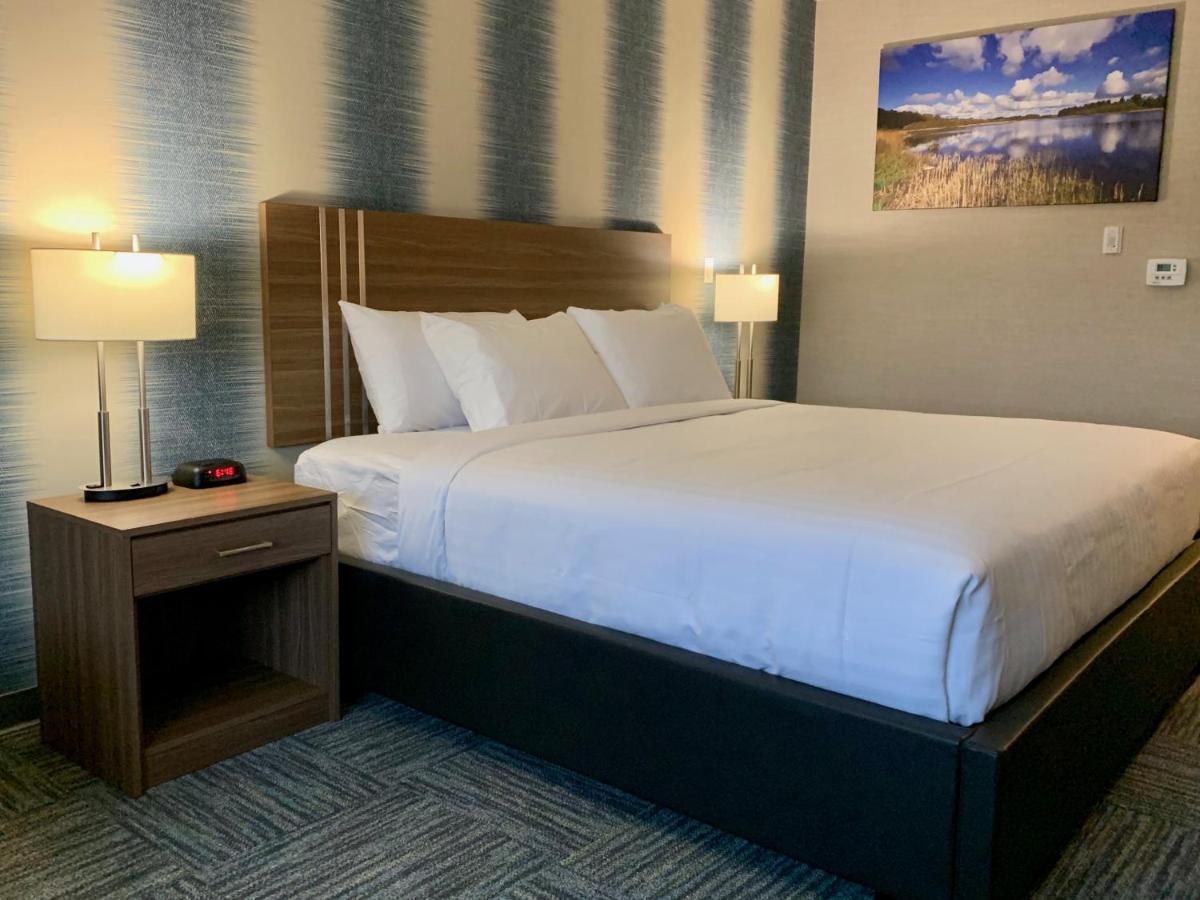 Meridian Inn & Suites Regina Airport Extérieur photo